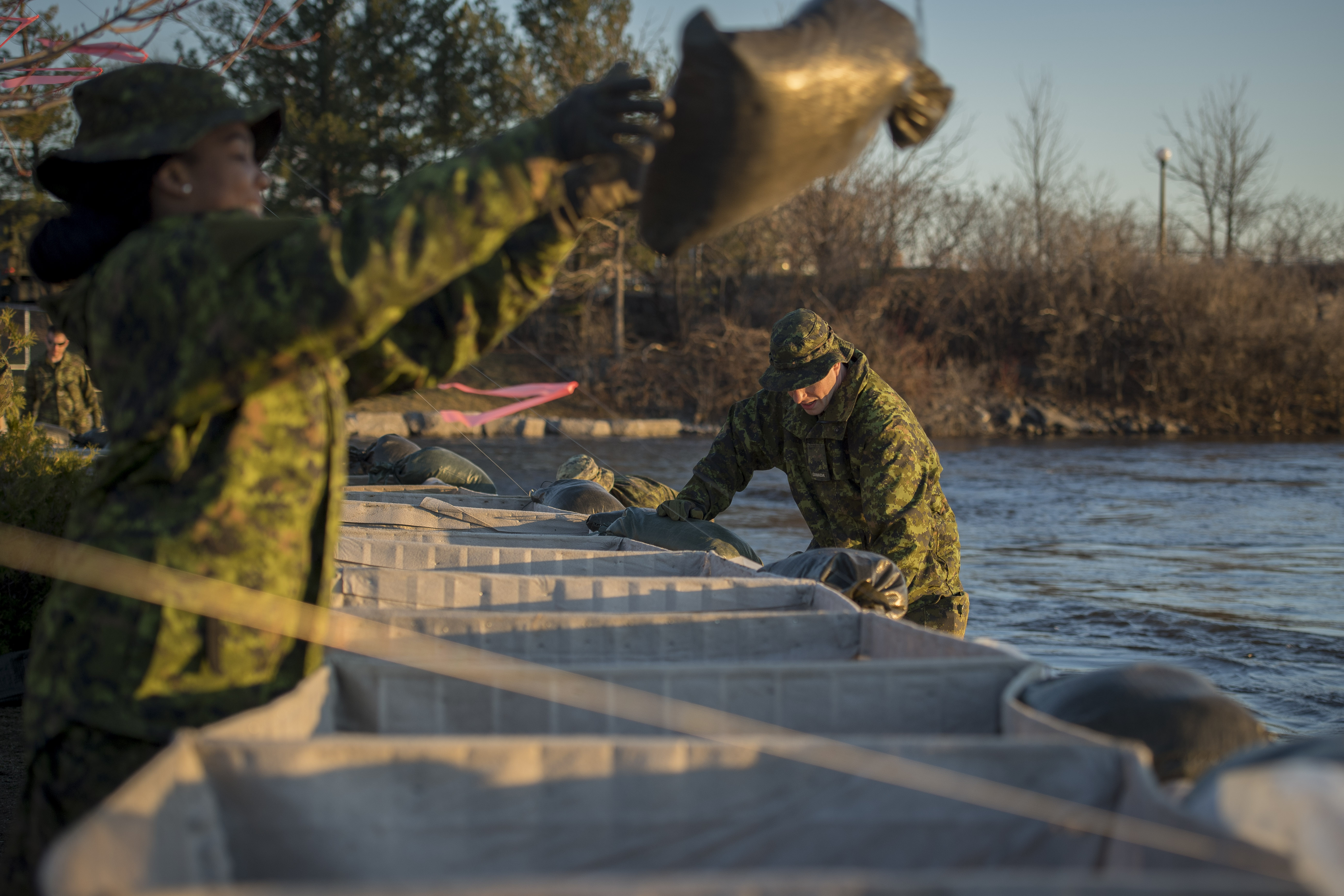 Des membres des Forces armées canadiennes aident à offrir des secours aux victimes d’inondations à la station de traitement de l’eau de l’île Lemieux, à Ottawa, dans le cadre de l’opération LENTUS, le 28 avril 2019.